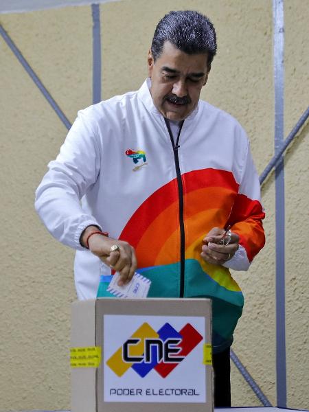 3.dez.2023 - Presidente da Venezuela, Nicolás Maduro, deposita voto em referendo sobre a Guiana