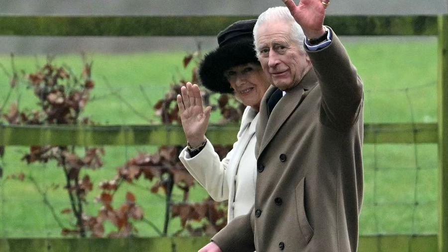 Rei Charles e Rainha Camilla acenam ao saírem de missa na Igreja de Santa Maria Madalena 