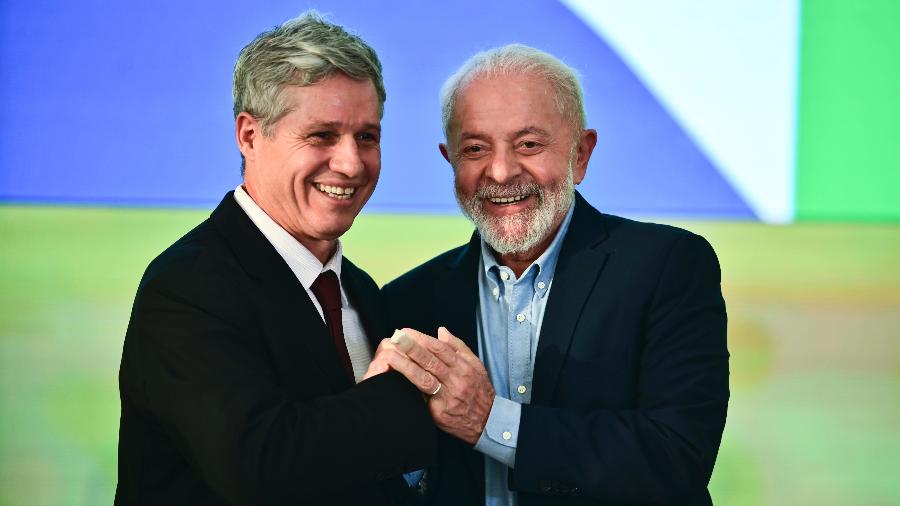 O presidente Lula e o ministro Paulo Teixeira (Desenvolvimento Agrário) no lançamento do Programa Terra da Gente para a Reforma Agrária