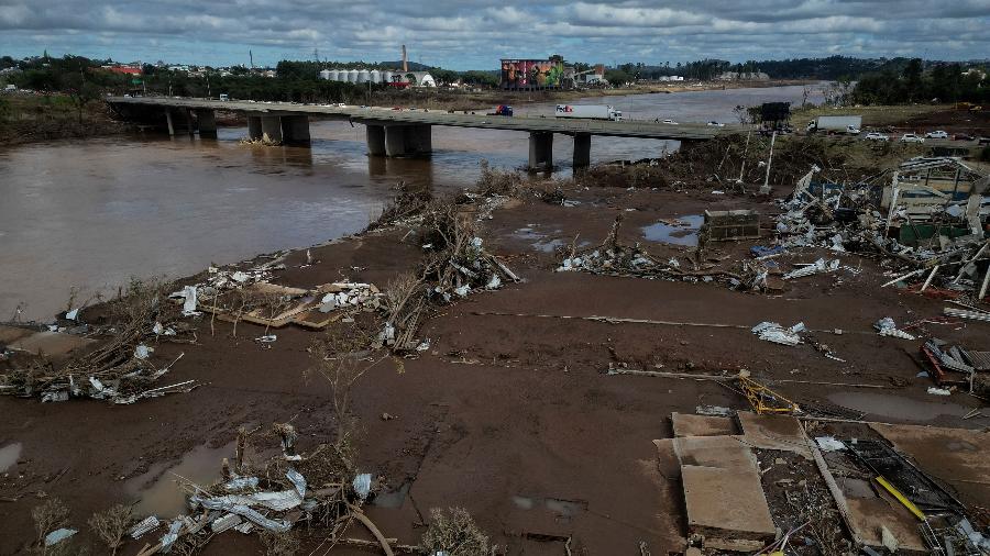14.mai.2024 - Construções que ficavam próximas a um rio foram destruídas em Lajeado (RS)