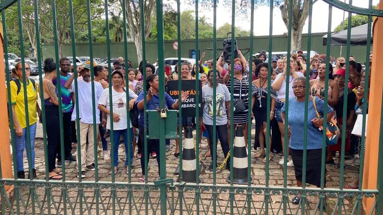 Manifestantes protestam em frente à churrascaria em que o ex-presidente Bolsonaro almoça com o prefeito Ricardo Nunes, candidato à reeleição