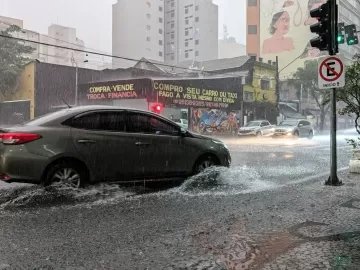 Homem arrastado por enxurrada durante temporal é encontrado vivo em SP