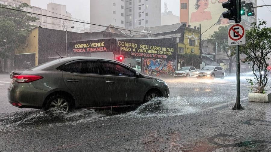 Alagamento no bairro Campos Elíseos, no centro de São Paulo; previsão de chuva no fim de semana - Mathilde Missioneiro - 23.out.24/Folhapress