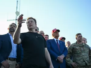 Trump e Musk assistem lançamento do Starship, da SpaceX, do Texas