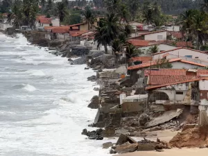 'As casas tremem': a vida na Baía da Traição, onde o mar engole as casas