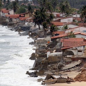 'As casas tremem': a vida na Baía da Traição, onde o mar engole as casas