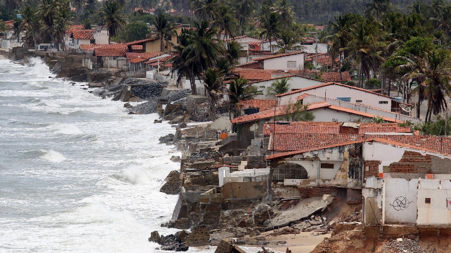 Baía da Traição sofre impactos do avanço do mar, um processo que começou há anos - Francisco França/UOL