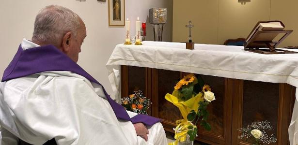 Vaticano divulga 1ª foto do papa Francisco desde a internação