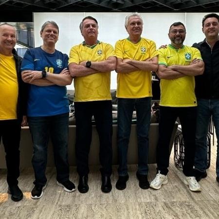 Da esq. para a dir., os governadores Jorginho Mello (SC), Tarcísio de Freitas (SP), o ex-presidente Jair Bolsonaro, Ronaldo Caiado (GO), Wilson Lima (AM) e Ratinho Jr. (PR) Da esq. para a dir., os governadores Jorginho Mello (SC), Tarcísio de Freitas (SP), o ex-presidente Jair Bolsonaro, Ronaldo Caiado (GO), Wilson Lima (AM) e Ratinho Jr. (PR)