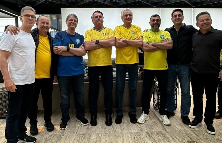 Governadores vão a protesto com ex-presidente Jair Bolsonaro (centro); da esquerda para a direita, Romeu Zema (MG), Jorginho Mello (SC), Tarcísio de Freitas (SP), Bolsonaro, Ronaldo Caiado (GO), Wilson Lima (AM), Ratinho Jr. (PR) e Mauro Mendes (MT) Governadores vão a protesto com ex-presidente Jair Bolsonaro (centro); da esquerda para a direita, Romeu Zema (MG), Jorginho Mello (SC), Tarcísio de Freitas (SP), Bolsonaro, Ronaldo Caiado (GO), Wilson Lima (AM), Ratinho Jr. (PR) e Mauro Mendes (MT)