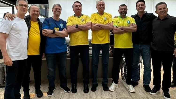 Governadores vão a protesto com ex-presidente Jair Bolsonaro (centro); da esquerda para a direita, Romeu Zema (MG), Jorginho Mello (SC), Tarcísio de Freitas (SP), Bolsonaro, Ronaldo Caiado (GO), Wilson Lima (AM), Ratinho Jr. (PR) e Mauro Mendes (MT) Governadores vão a protesto com ex-presidente Jair Bolsonaro (centro); da esquerda para a direita, Romeu Zema (MG), Jorginho Mello (SC), Tarcísio de Freitas (SP), Bolsonaro, Ronaldo Caiado (GO), Wilson Lima (AM), Ratinho Jr. (PR) e Mauro Mendes (MT)
