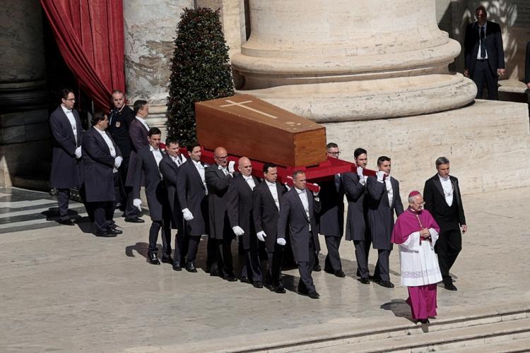 Caixão do papa Francisco é levado para a praça de São Pedr para a realização da missa Caixão do papa Francisco é levado para a praça de São Pedr para a realização da missa
