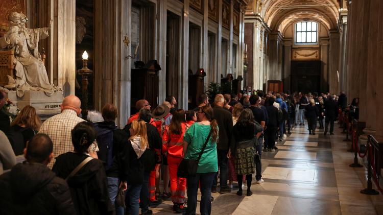 Pessoas na fila para visitar o túmulo do papa Francisco Pessoas na fila para visitar o túmulo do papa Francisco