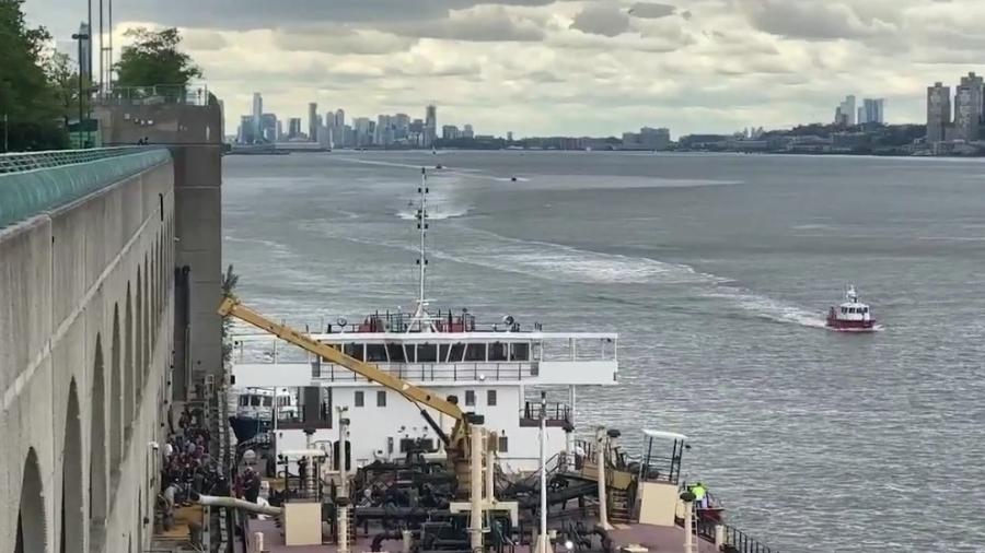 Uma pessoa morreu após um barco que estava atracado no rio Hudson, em Nova York, explodir na manhã de hoje Uma pessoa morreu após um barco que estava atracado no rio Hudson, em Nova York, explodir na manhã de hoje