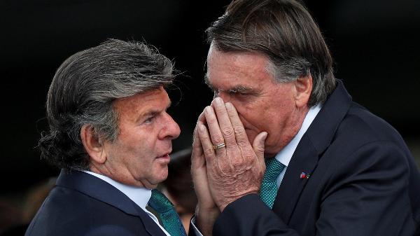 Luiz Fux e Jair Bolsonaro durante cerimônia do Dia do Exército, em Brasília, em 2022. Ministro escapou da perda de visto imposta pelo governo americano a oito colegas seus do Supremo