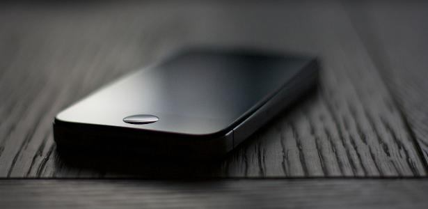 Por que colocar o celular virado para baixo na mesa é recomendado?