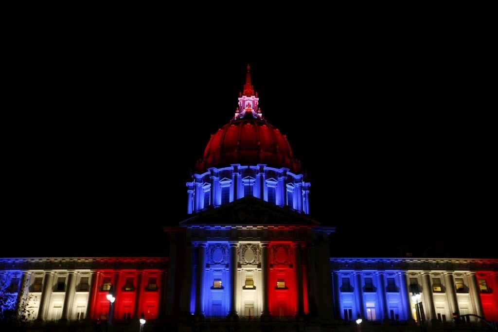 14.nov.2015 - Prefeitura de San Francisco, na Califórnia, EUA, é iluminada com as cores da bandeira da França em homenagem aos mortos nos atentados que atingiram Paris, na sexta-feira (13) - Stephen Lam/Reuters