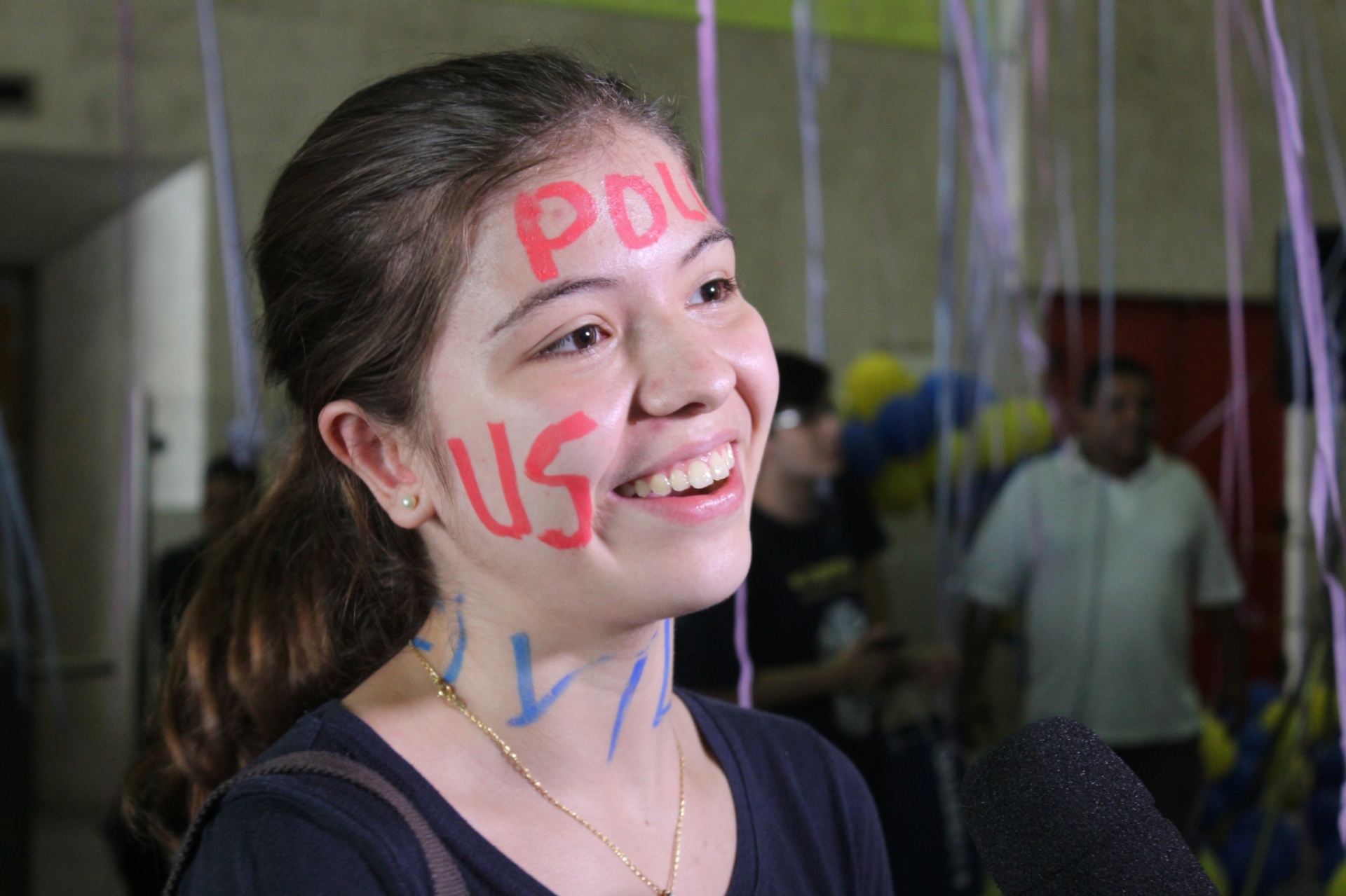 2.fev.2016 - Rafaela Furtado, 17, passou em engenharia civil na Fuvest. "Eu estudava cerca de 12 horas por dia para as disciplinas normais do colégio e para o vestibular", conta. "Tomava um copo de café e ia até à noite. Cheguei a dormir só 40 minutos para não cair de sono no meio da prova" - Lucas Rodrigues/UOL