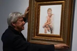 Quadro que representa o pré-candidato ao governo dos EUA Donald Trump nu - Niklas Hallen"n/AFP