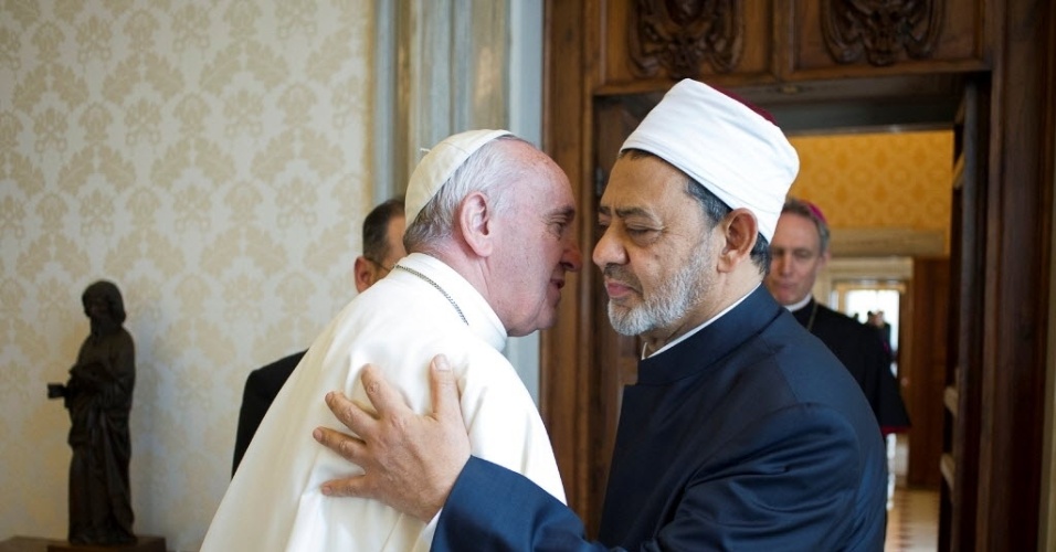 23.mai.2016 - O papa Francisco recebeu no Vaticano o grande imã Ahmed al-Tayeb da mesquita Al-Azhar do Cairo, principal instituição do Islã sunita, em um encontro considerado histórico após dez anos de tensões entre as duas instituições religiosas