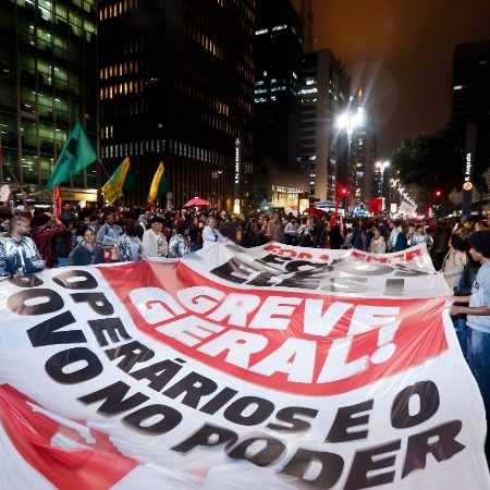 Manifestantes levam bandeira em defesa de uma greve geral durante manifestação contra o presidente Michel Temer na avenida Paulista, em São Paulo em 2017 - Marcelo Justo/UOL