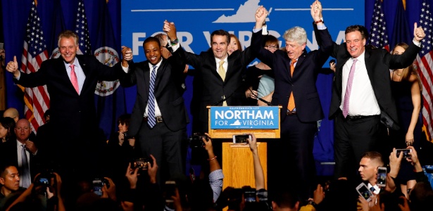 O democrata Ralph Northam (centro) venceu na Virgínia - AARON P. BERNSTEIN/REUTERS