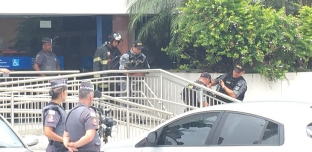 15.jan.2018 - Policial do Gate (ao centro de boné) leva o colete com o suposto explosivo - Luís Adorno/UOL