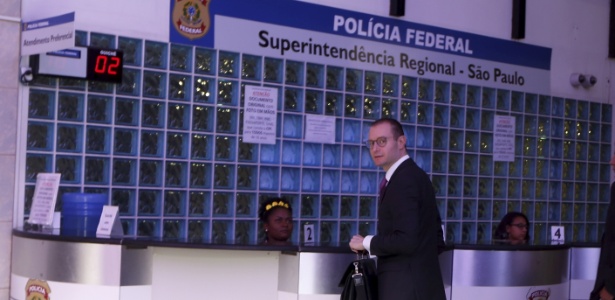 Cristiano Zanin Martins, advogado de Lula, chega à sede da Polícia Federal em São Paulo