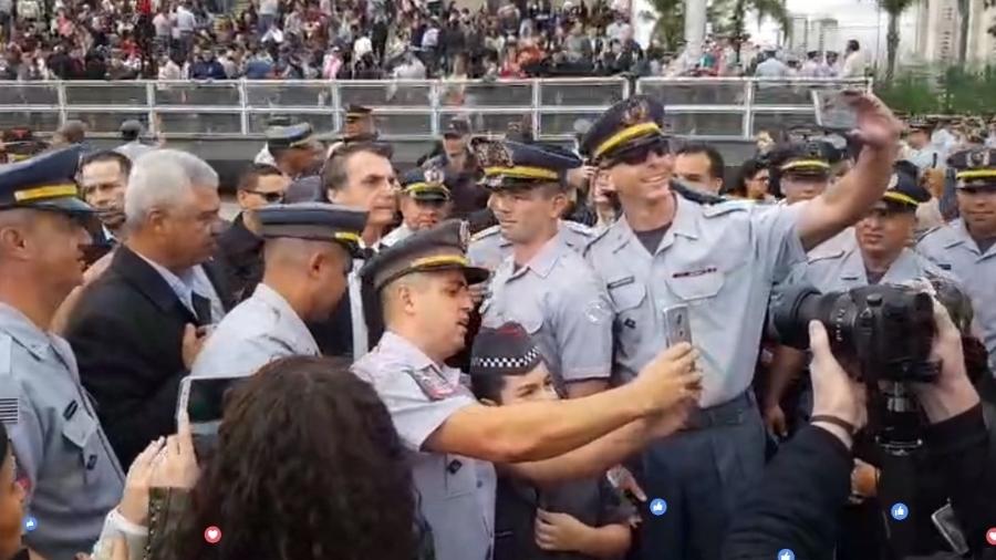 17.ago.2018 - PMs tiram selfies com Jair Bolsonaro (PSL) durante formatura de sargentos, no Anhembi, em São Paulo - Reprodução/Facebook