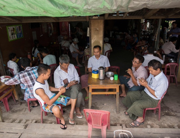 Pessoas usando o Facebook em Mianmar - SAI AUNG MAIN / AFP