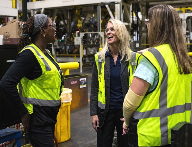 Debbie Manzano, gerente de fábrica, fala com funcionárias da Ford em Dearborn - Brittany Greeson/The New York Times
