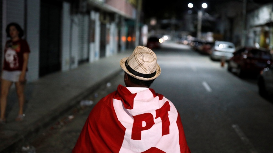 Eleitor anda com bandeira do PT - REUTERS/Amanda Perobelli 