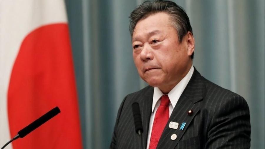 Yoshitaka Sakurada cometeu uma série de gafes desde que foi nomeado ministro no ano passado - Reuters
