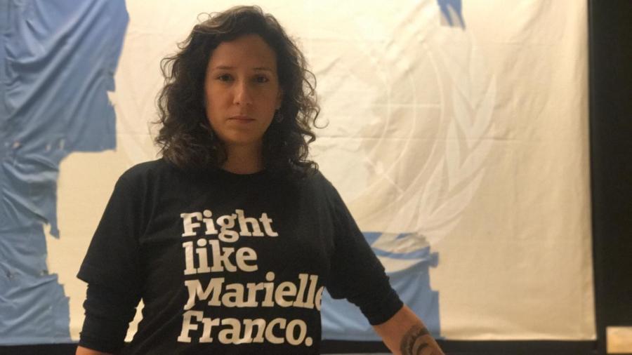28.fev.2019 - Mônica Benício, viúva de Marielle Franco, vereadora do PSOL assassinada no Rio, na sede das Nações Unidas, na Suíça. Na camiseta que ela veste lê-se a frase: "Lute como Marielle Franco" 