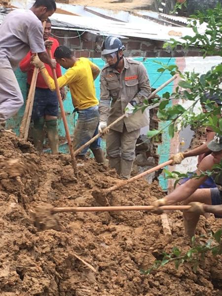 15.jun.2019 - Bombeiro trabalha em busca por vítimas de soterramento em Camaragibe, na Grande Recife - Corpo de Bombeiros
