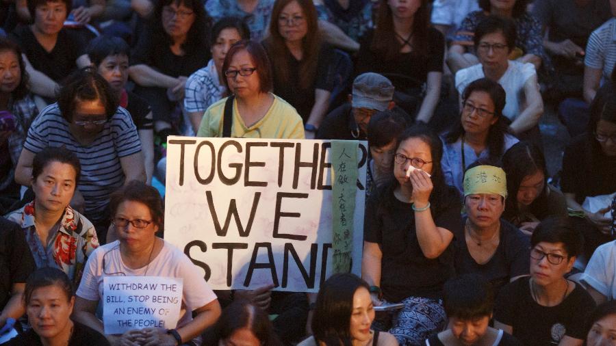 Mães marcham em Hong Kong em apoio aos estudantes que protestam contra a lei que permite a extradição de pessoas para à China - Reuters