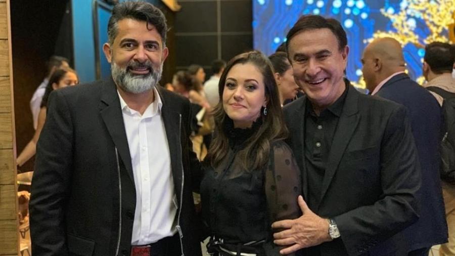 Da esq. para a dir.: Claudio Oliveira, dono do grupo Bitcoin Banco, sua mulher, Lucinara, e o jornalista Amaury Jr. - Reprodução/Facebook