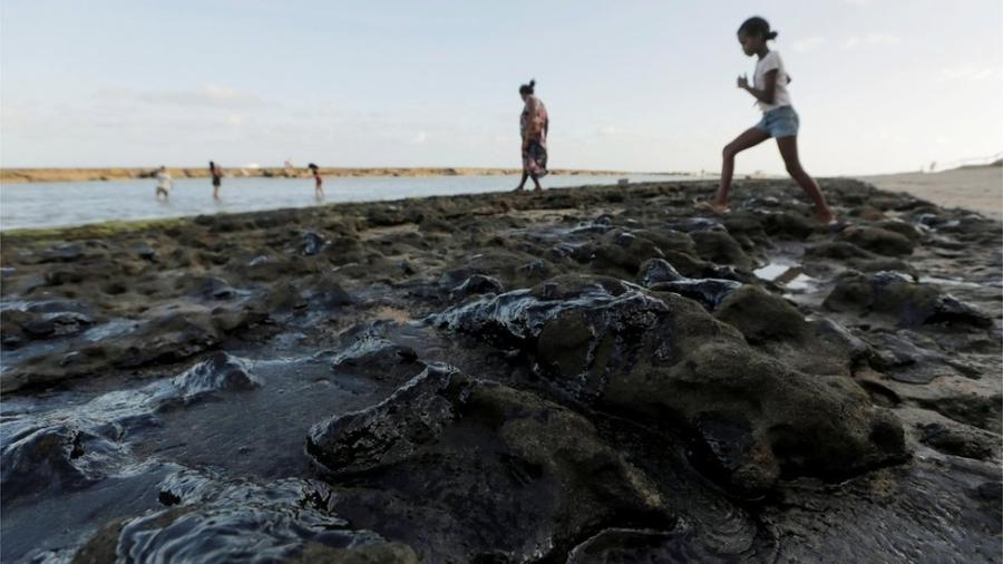 A investigação sobre o incidente passa por elementos como datas de avistamento nas praias, correntes marinhas do oceano Atlântico e rotas das embarcações - REUTERS/Alisson Frazao