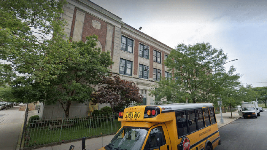 Escola Pública em Dyker Heights, no Brooklyn, em Nova York, foi palco de briga entre pais; confusão terminou com um preso e dois feridos - Reprodução/Google Maps