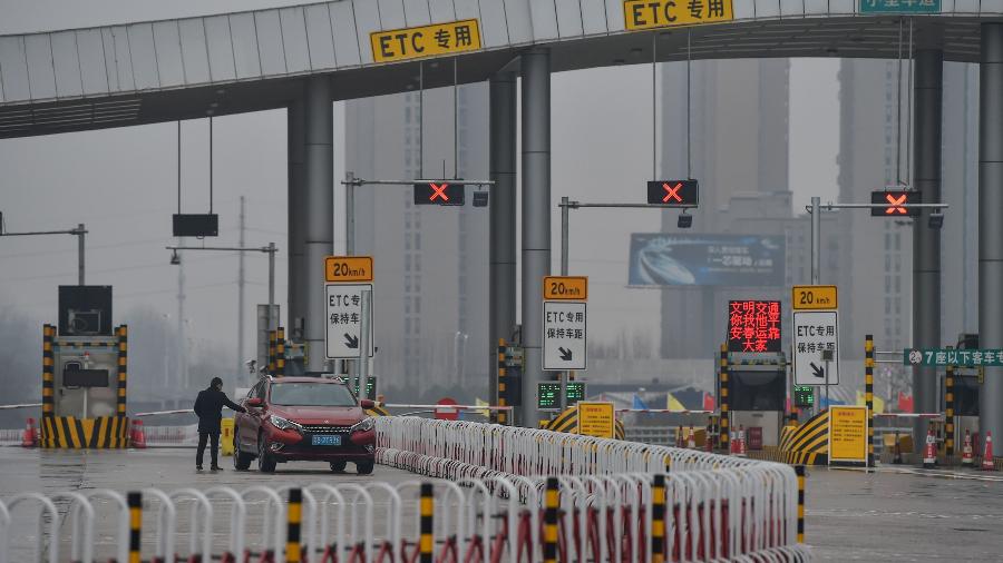 Estrada bloqueada na província de Hubei, na China, por conta da prevenção ao covid-19 - Hector Retamal/AFP