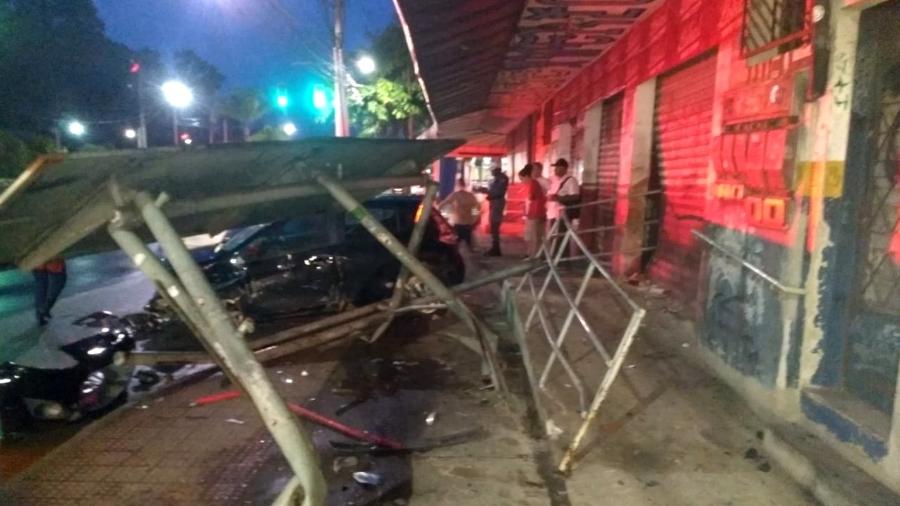 Carro atingiu a grade de um bar em Vitória por volta das 4h, segundo a polícia  - Wanderson Malovini/Arquivo Pessoal