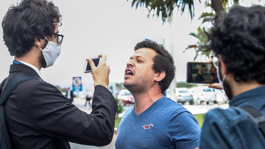25.mai.2020 - Jornalistas são hostilizados por apoiadores do presidente Jair Bolsonaro (sem partido) em frente ao Palácio da Alvorada - Gabriela Biló/Estadão Conteúdo
