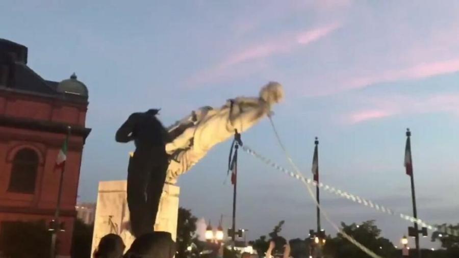 Estátua de Cristóvão Colombo é derrubada em Baltimore (EUA) - Reprodução/Twitter