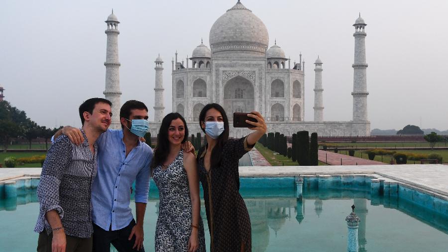 Turistas tiram fotos no Taj Mahal, na Índia - Sajjad Hussain/AFP