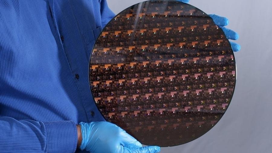 Fatia ou "wafer" de semicondutores de 2 nanômetros fabricado pela IBM - IBM/Divulgação