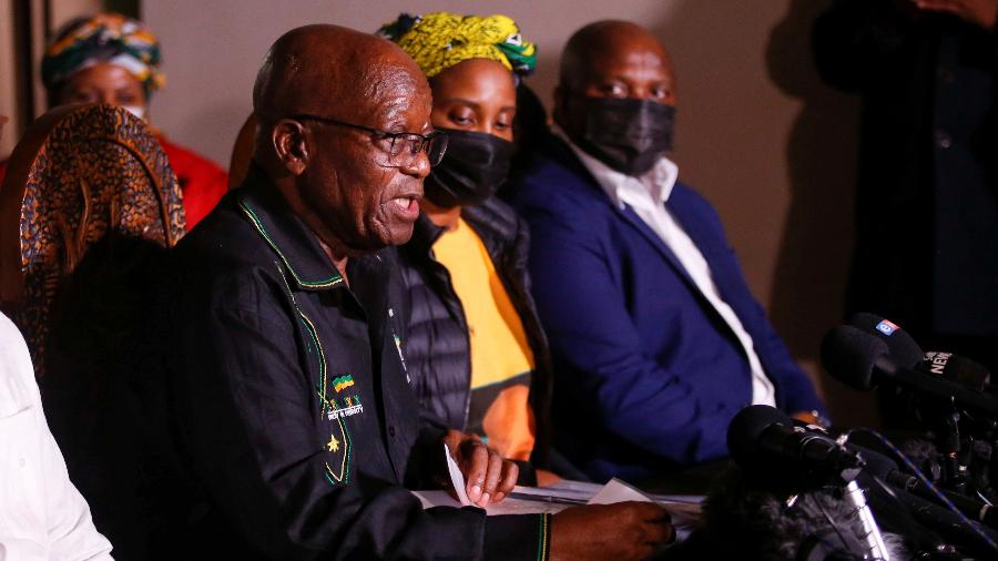 4.jul.2021 - O ex-presidente sul-africano Jacob Zuma fala à mídia em sua casa em Nkandla - Rogan Ward/Reuters