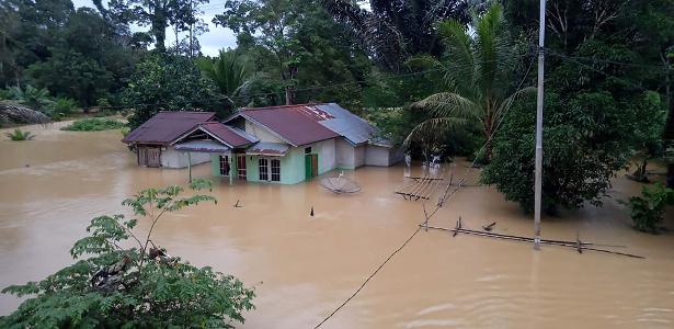 Storms in Indonesia cause shipwrecks, at least 9 dead