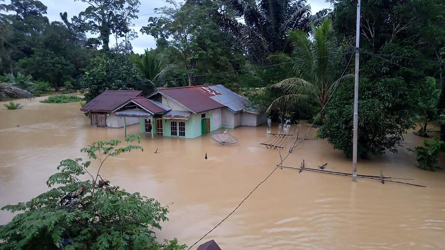 Tempestade na Indonésia causou enchentes e naufrágios - Indonesian National Board for Disaster Management (BNPB) / AFP