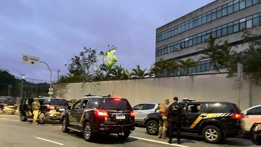 Policiais federais cumprem 18 mandados de prisão preventiva e 34 de busca e apreensão - Divulgação/PF