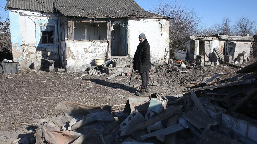 20.fev.2022 - Casa danificada após bombardeio em vilarejo na região de Donetsk, próxima à linha de frente dos militares da Ucrânia e separatistas pró-Rússia - Anatolli Stepanov/AFP
